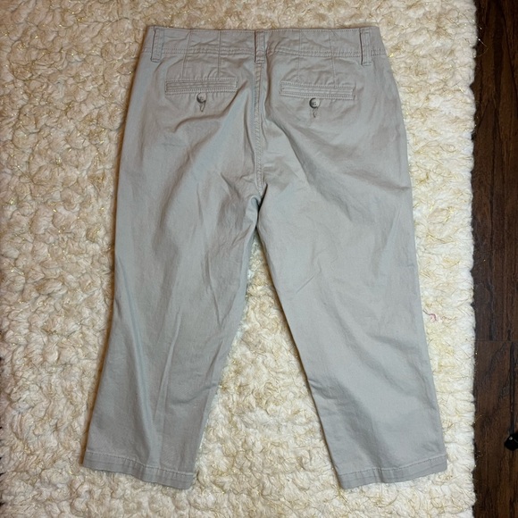 ⭐️ Gap Capris - Picture 2 of 4